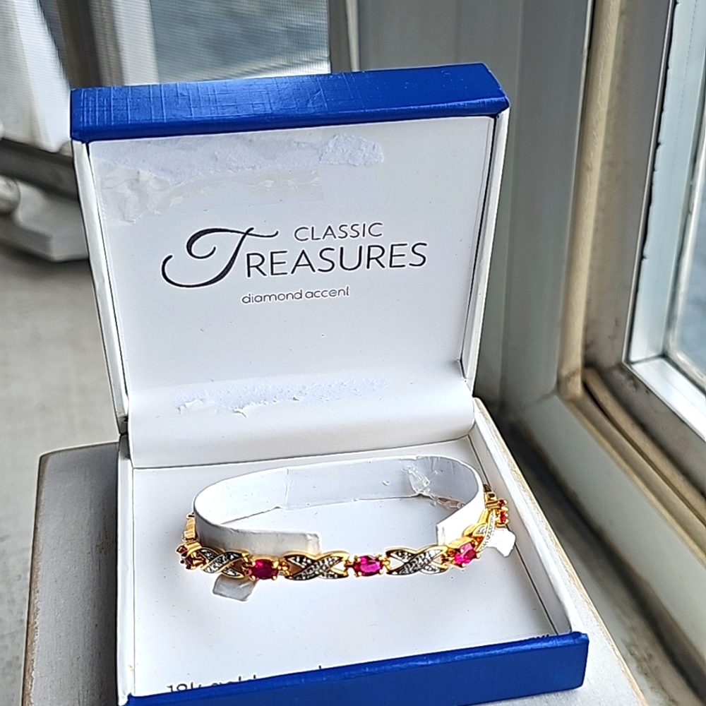 Classic Treasures bracelet. 18k gold over brass.